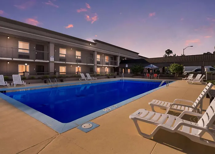 Clarion Inn & Suites Russellville I-40